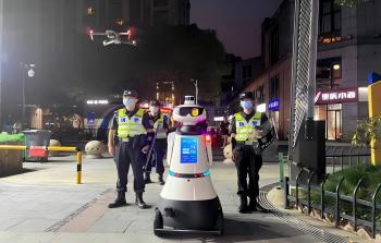 具身智能机器人“交警”上岗辅助指挥交通