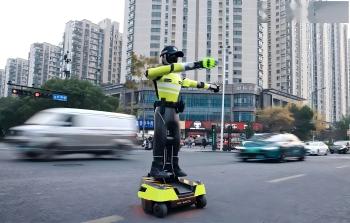 AI实习交警“杭行1号”滨江首“上岗”“礼行杭城”开启数智交管新模式！