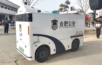 春晚舞台的“科技哨兵”：清新互联无人巡逻车亮相合肥骆岗公园